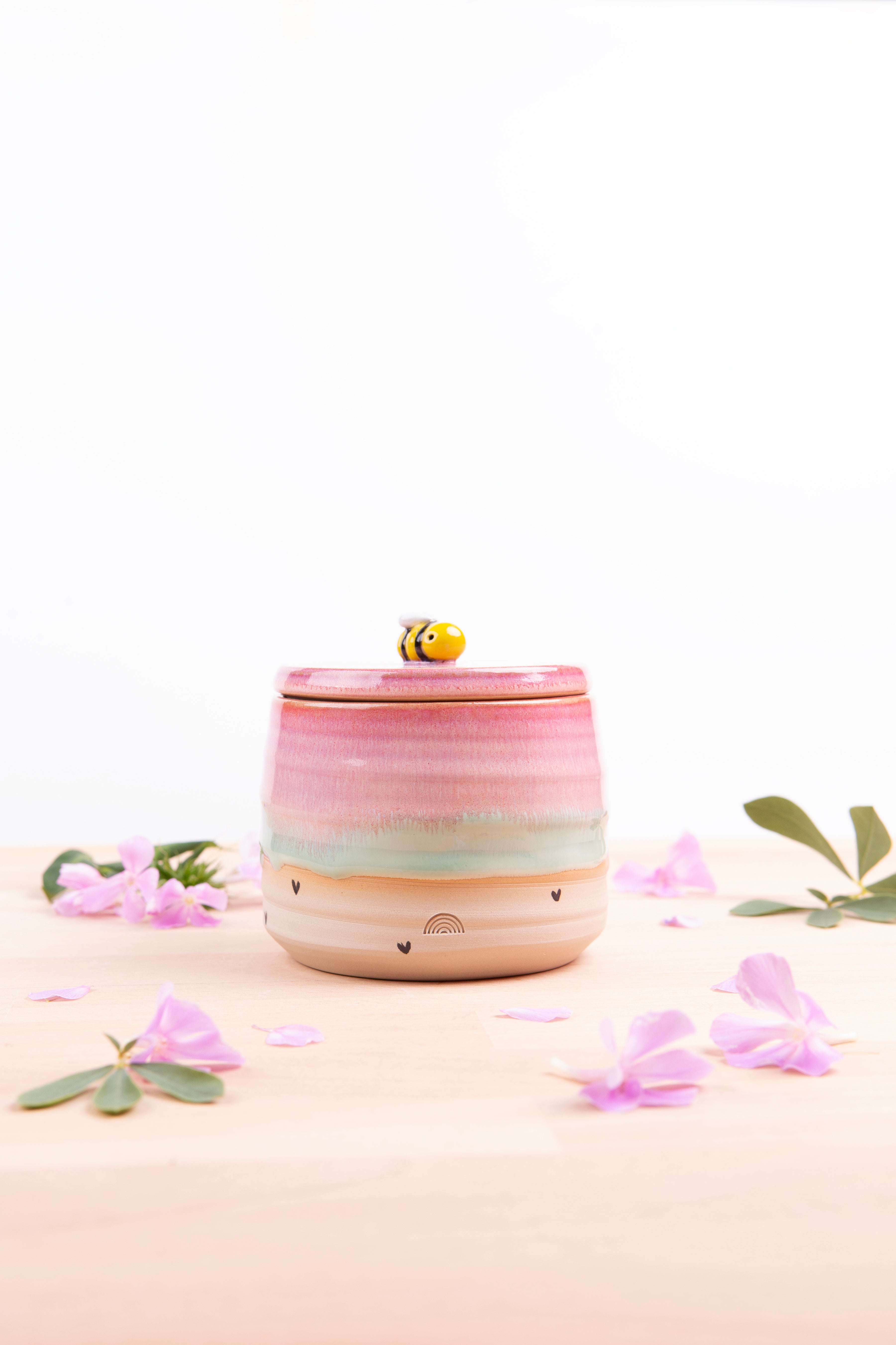Lidded Jar with handsculpted bumble bee (1077)