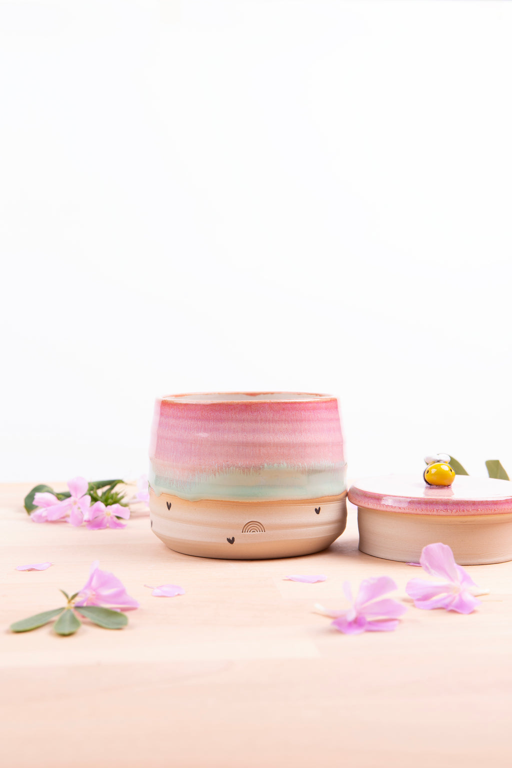 Lidded Jar with handsculpted bumble bee (1077)
