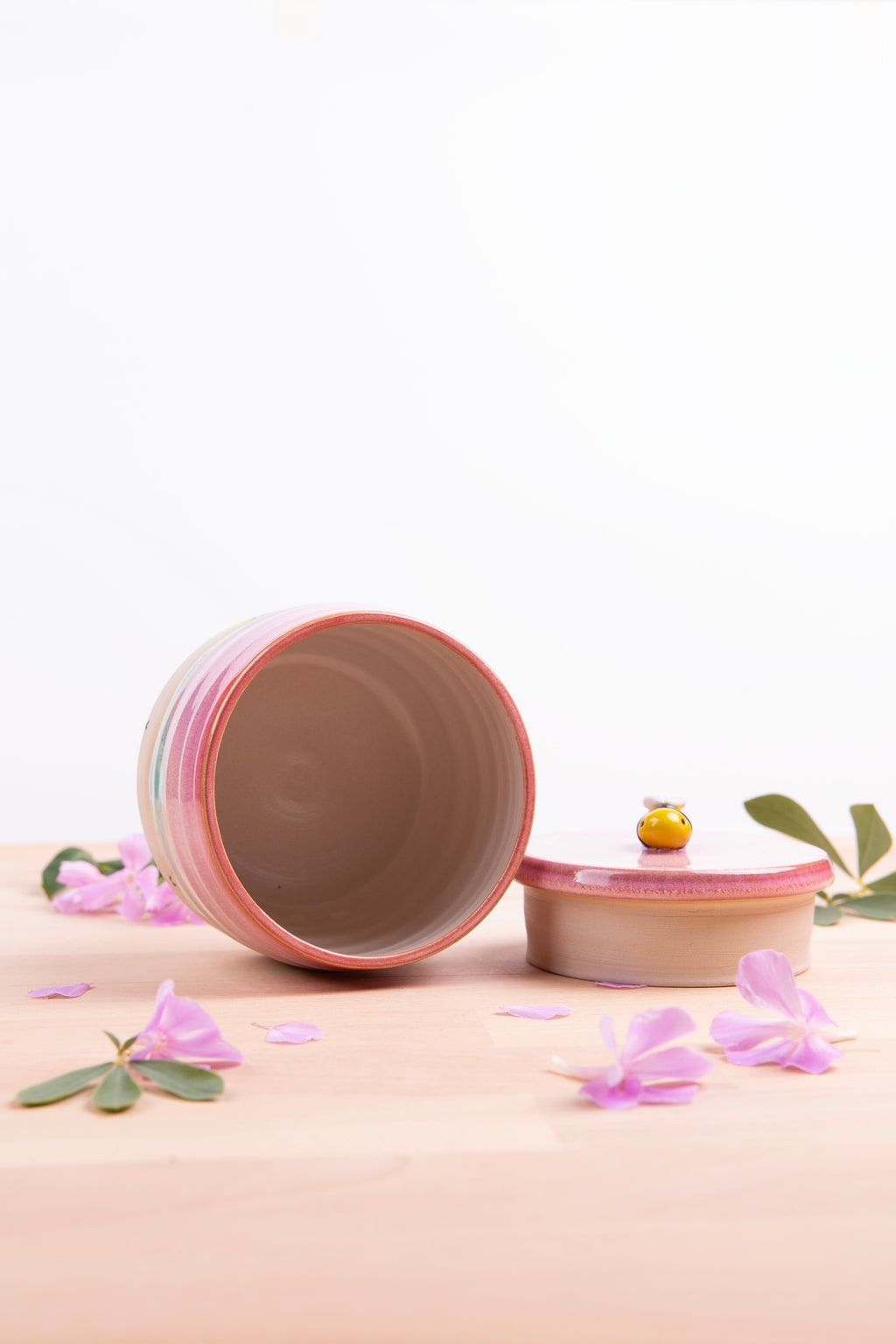 Lidded Jar with handsculpted bumble bee (1077)
