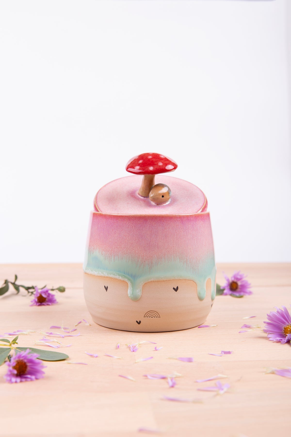 Lidded Jar with handsculpted mushroom and hedgehog (1286)